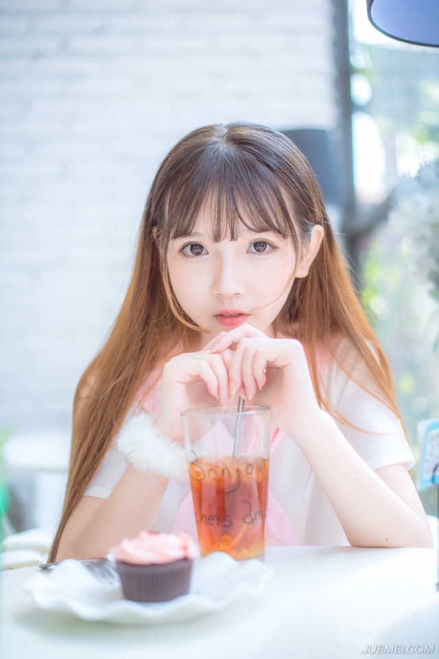 这种地方，电视台像在选美，谁漂亮谁上；广播台像在选鬼，怎么丑的人都有。——韩寒《三重门》